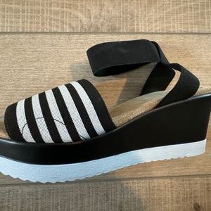 CHARLESTON SHOE CO NWB Palm Stripe Wedge Sandal in Black and White SIZE 8